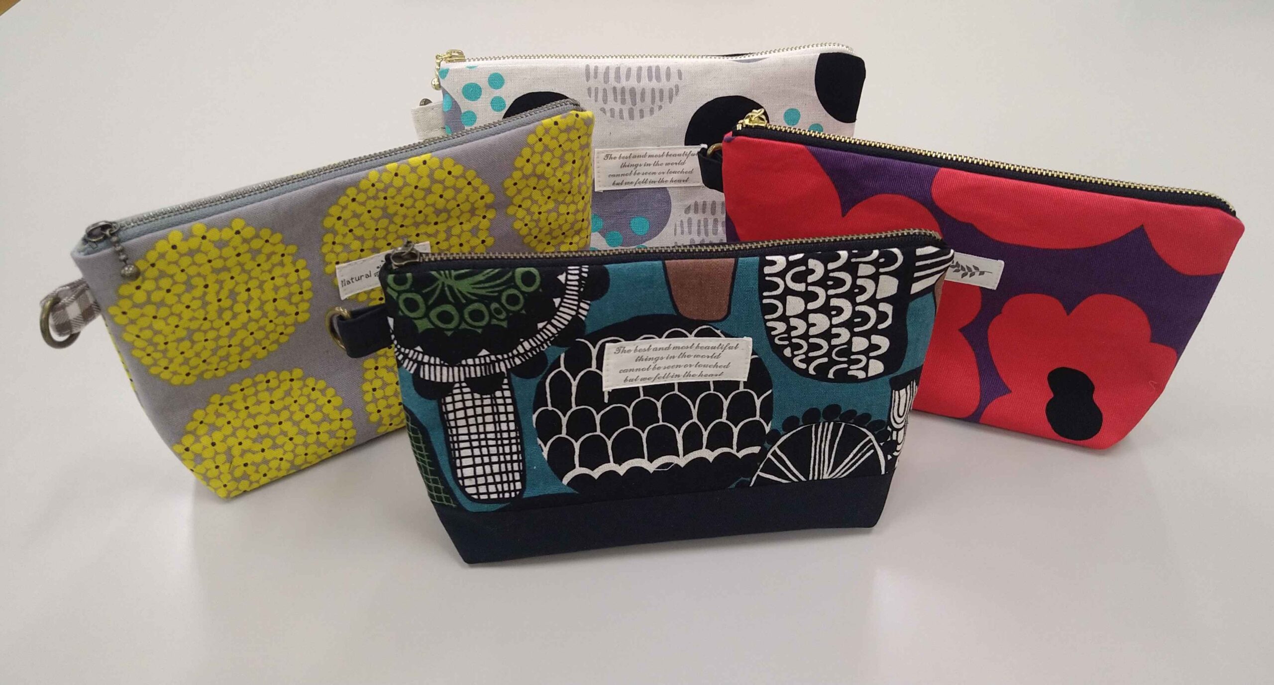 ハンドメイドのポーチ　原色系