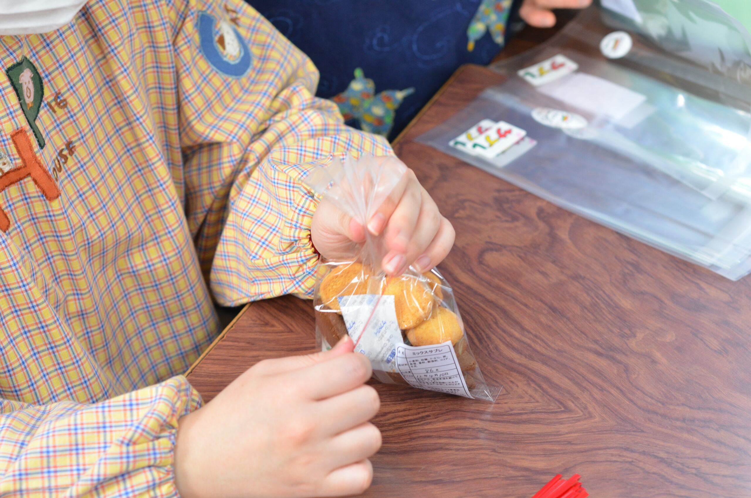 クッキー袋詰めの様子