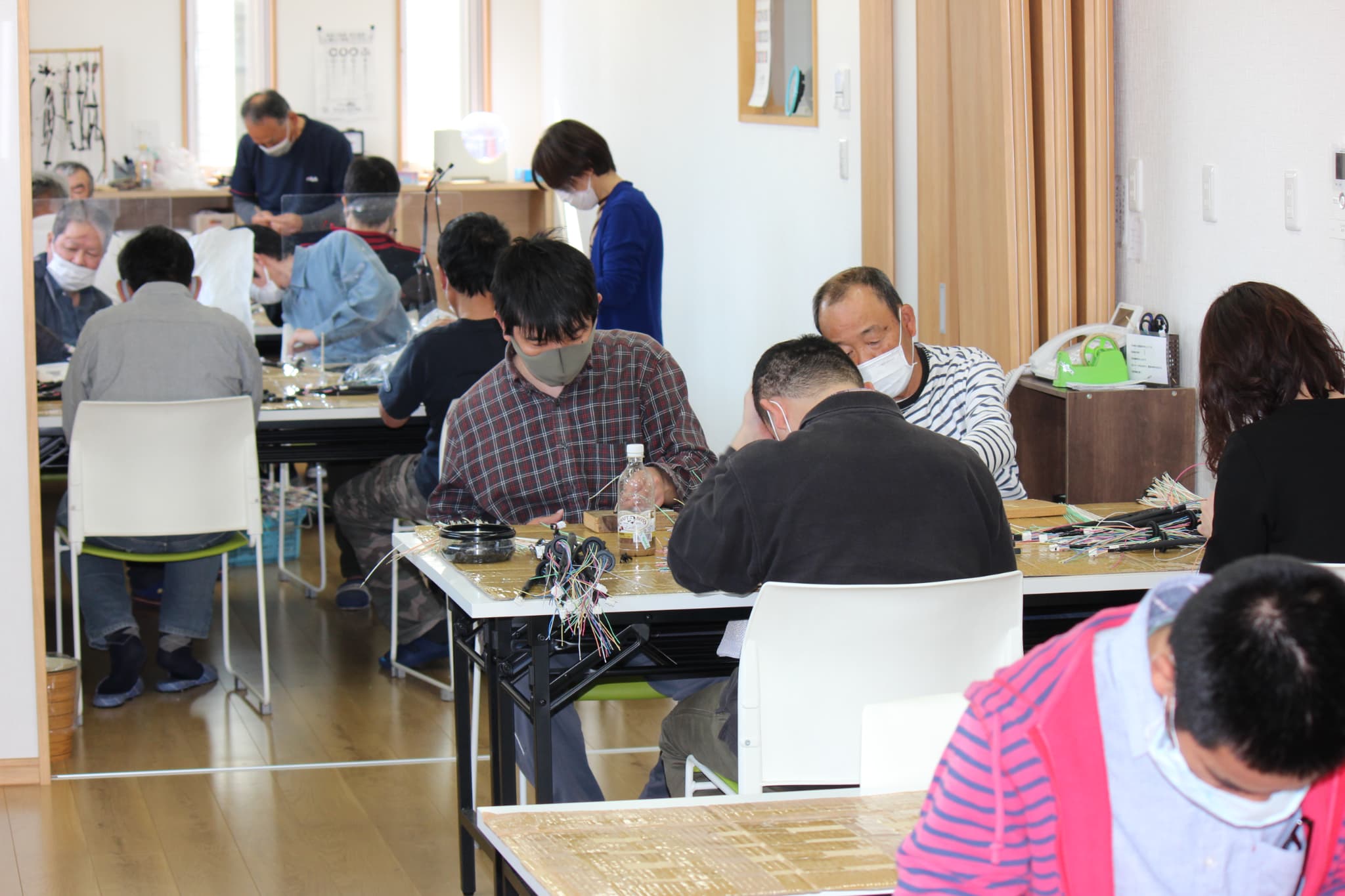 部品の組み立て作業