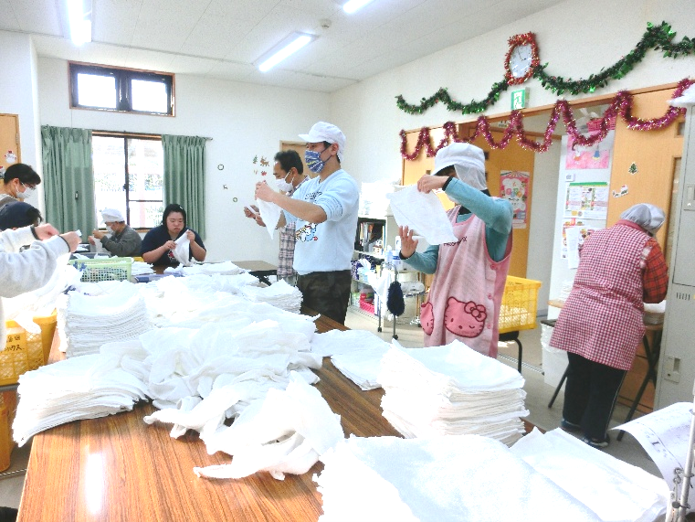 おしぼり干し上げ作業