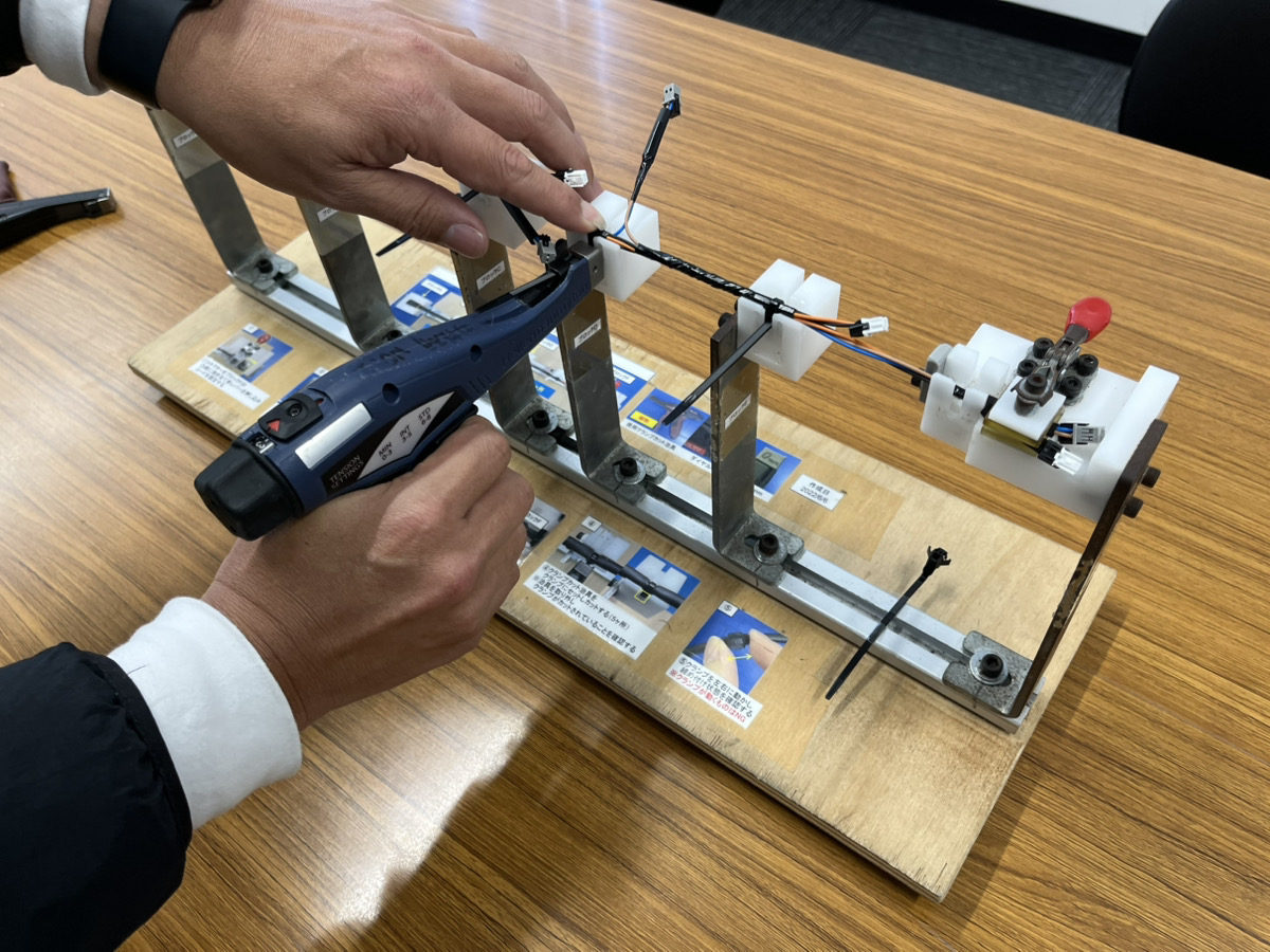 組み立て作業の様子