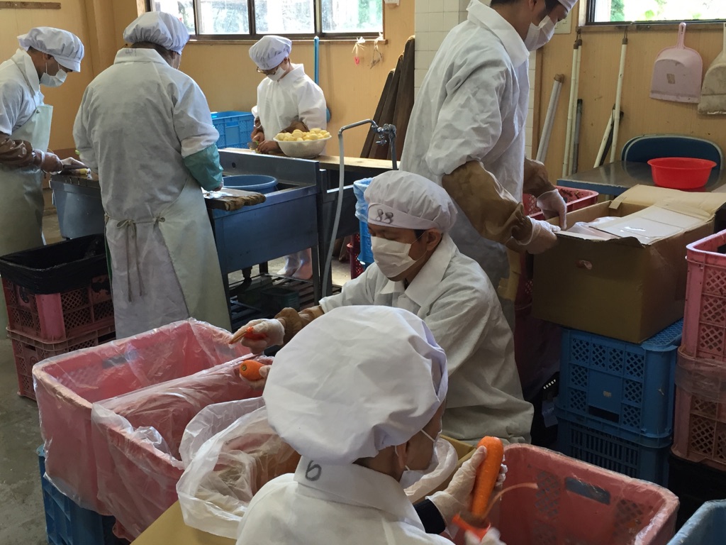 野菜加工作業風景