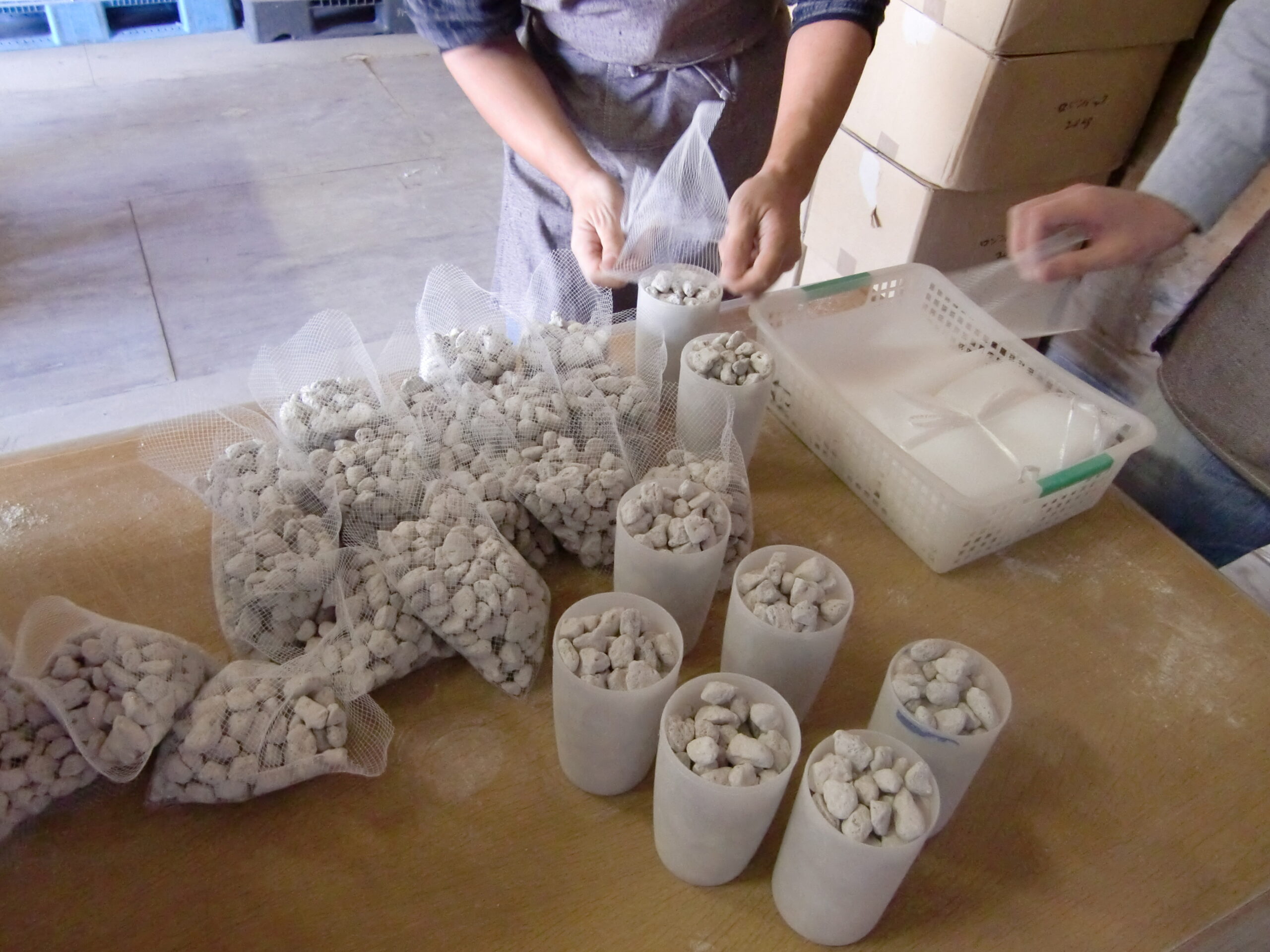 軽石の梱包作業