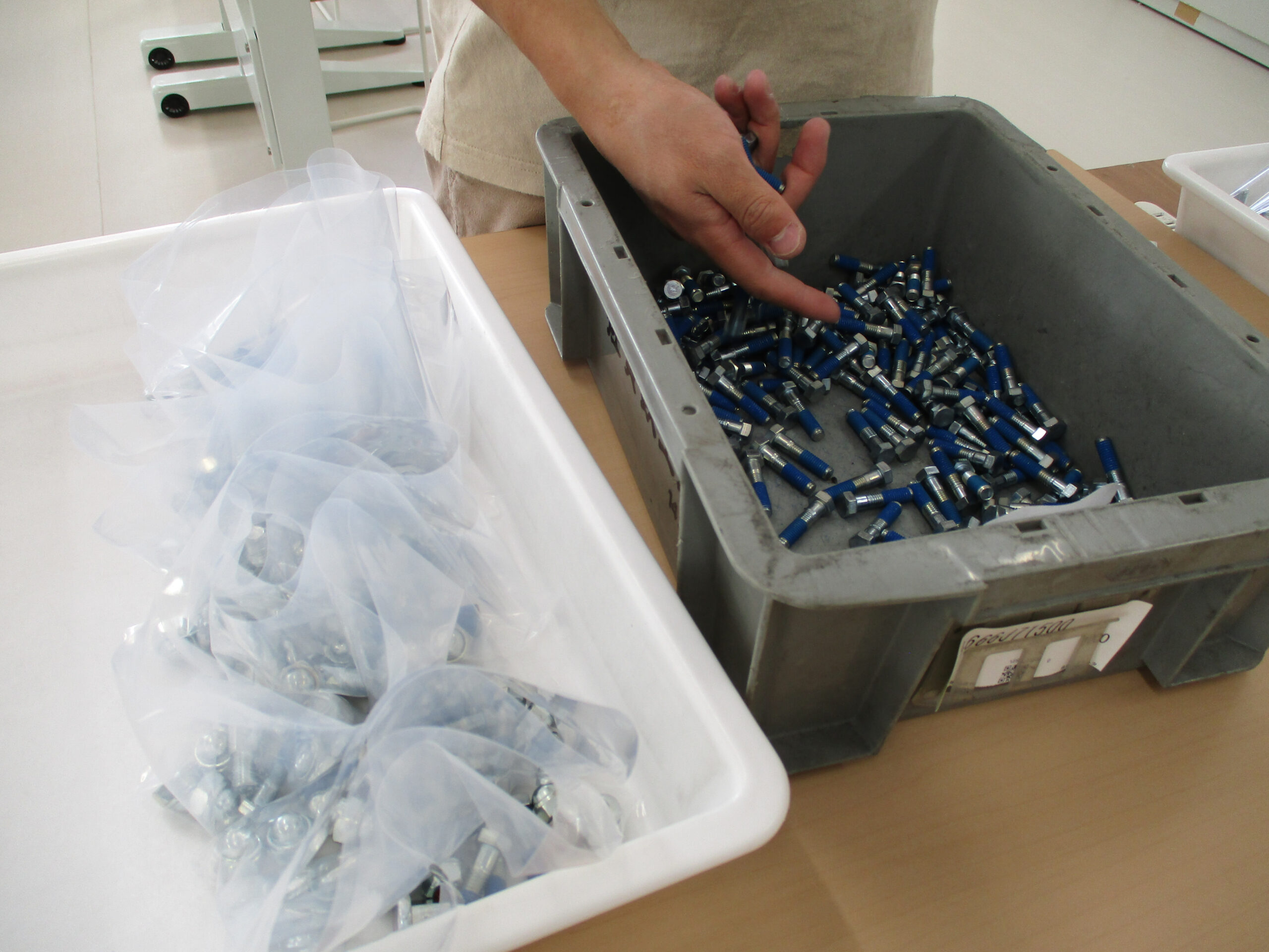 ネジのピッキング・袋詰め作業