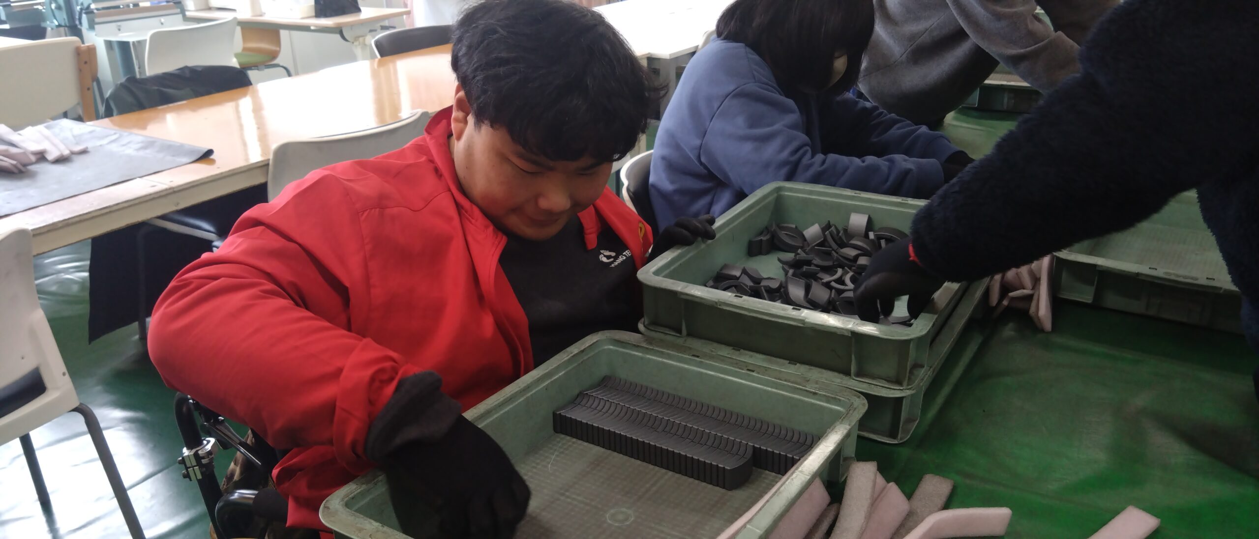 磁石の箱詰め作業の様子