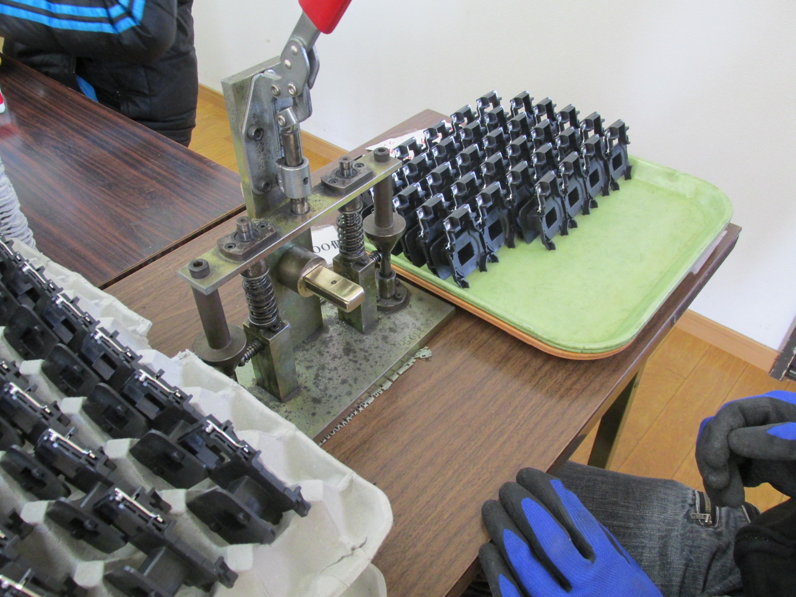 電子部品の組み立て作業