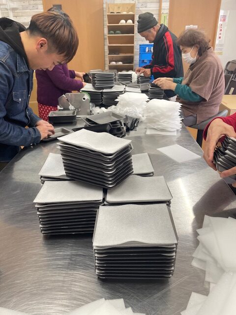 イチゴトレーウレタン貼り