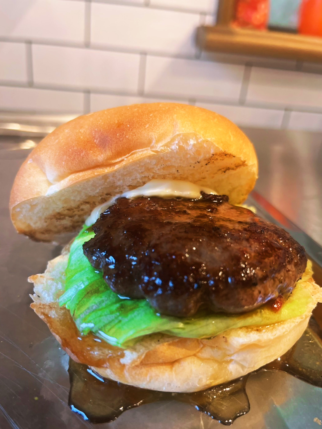 手作りの特製ハンバーガー①